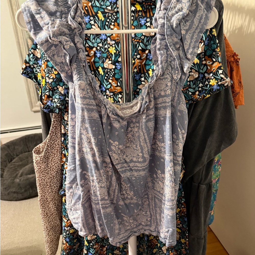 Chic Women's Blouse in Light Blue Floral Pattern